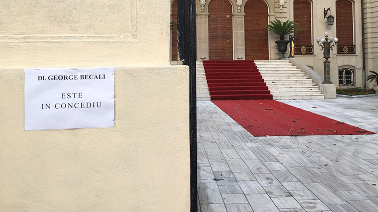 IMAGINEA ZILEI | "Nu vă supărați, domnul Becali e acasă?". Afișul hilar pus de finanțatorul Stelei pe zidurile reședinței sale

