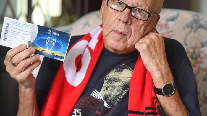 Cea mai tristă poveste! A urmărit pe viu toate finalele europene ale lui Liverpool, și-a luat bilet pentru Kiev, dar Universul nu a ținut cu el: "Plângea când îmi spunea asta și am izbucnit și eu în lacrimi". Cum a primit vestea că nu poate vedea meciul cu Real
