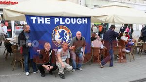 FOTO / Suporterii londonezi "au ocupat" terasele din Cluj!