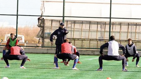 Un nou episod de REVOLTĂ‚ la Steaua!** Ilie Stan a pierdut vestiarul: "Nu mai stăm, mergem acasă!" Nu o să crezi ce ALIAT surpriză a găsit antrenorul la echipă