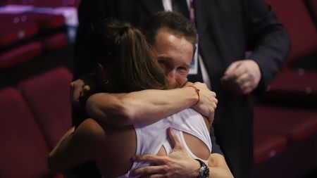 Moment de necrezut înainte de Wimbledon: cea mai bună jucătoare a Rusiei, luată în brațe de un spectator ucrainean! Ce a urmat