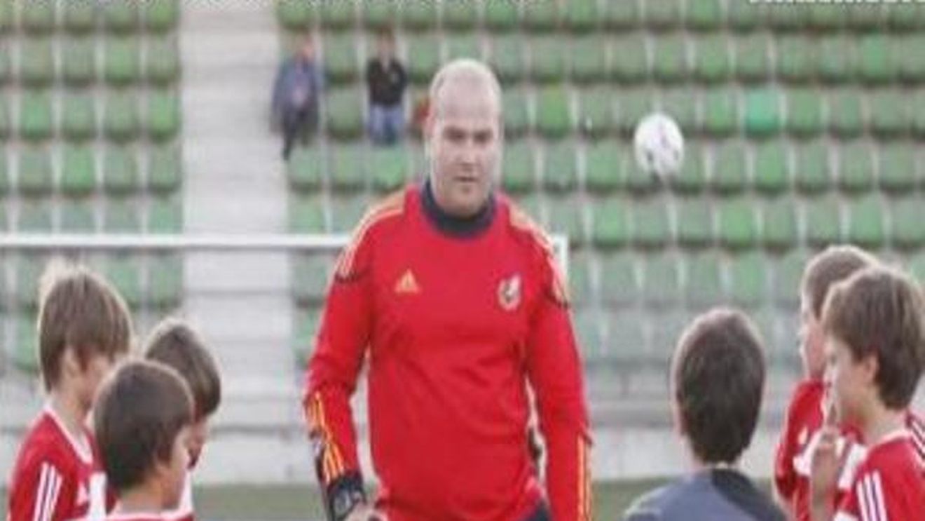 VIDEO EMOȚIONANT** Are un singur picior, n-a jucat niciodată fotbal, dar e mai important decât 'Mou' sau Pep! El pregătește noua 'generație tiki-taka'