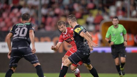 Plecări în masă din club! S-a renunțat la 10 fotbaliști dintr-un foc: antrenorul a luat o decizie radicală