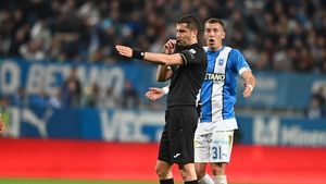 Specialistul Marius Avram, reacție fermă despre cele două faze controversate din Universitatea Craiova - Farul! A fost fault la Alibec? A primit roșu corect atacantul lui Hagi? Verdictul pe care Chivulete și Kovacs nu și-ar fi dorit să-l audă | EXCLUSIV