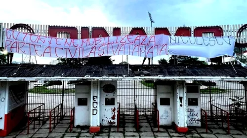 Ultrașii lui Dinamo, mesaj la ceas de seară, în fața stadionului din „Ștefan cel Mare”, pentru Andrei Nicolescu. Fanii simt amenințarea retrogradării și au cedat: „Cu torțe ne mobilizează…”. EXCLUSIV FOTO