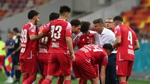 Curaj vecin cu nebunia! Jucătorul lui Dinamo a îmbrăcat tricoul cu DDB și s-a așezat în mijlocul fanilor rivalei FCSB la derby | FOTO