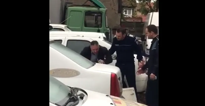 VIDEO | Un polițist a izbucnit în plâns după ce a aflat că e acuzat de șantaj