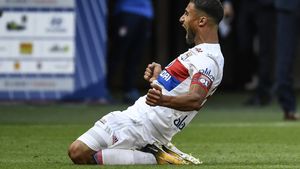Așa arată un derby! VIDEO | Goluri de generic în Lyon - PSG: Fekir l-a pedepsit pe Areola, Kurzawa a "catapultat" mingea în vinclu, Depay a "lovit" în prelungiri. A doua înfrângere a sezonului pentru parizieni