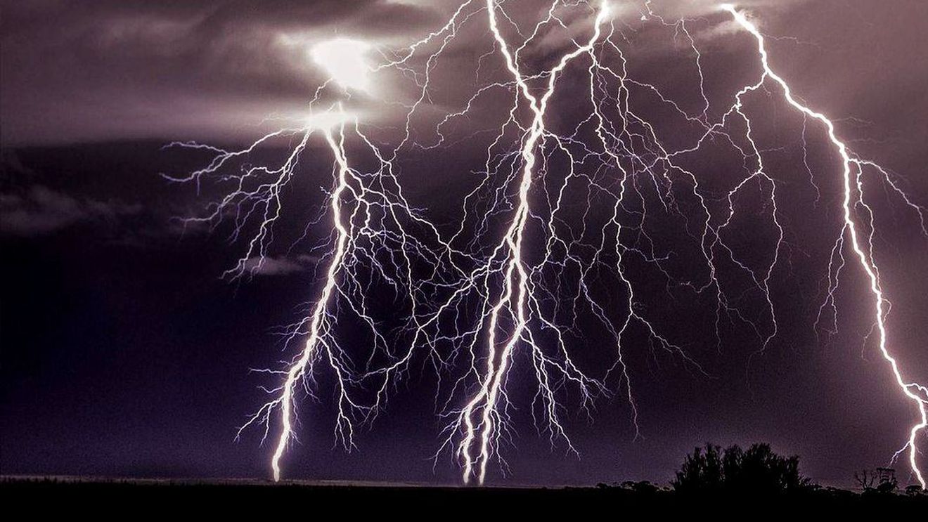 Nocturna stadionului din Mediaș a fost lovită de fulger! Meciul s-a reluat în cele din urmă, dar instalația a fost serios avariată