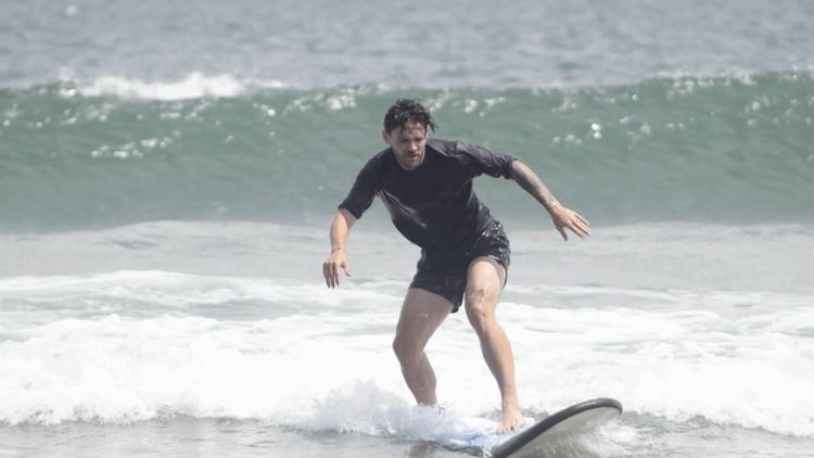 Din Giuleşti în Yunnan, un român a ajuns atât de apreciat în China încât i-au pictat chipul pe pereții blocurilor