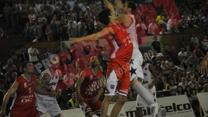 FOTO CSM Oradea cu un pas în semifinale!** "U" Mobitelco - CSM Oradea 64-72