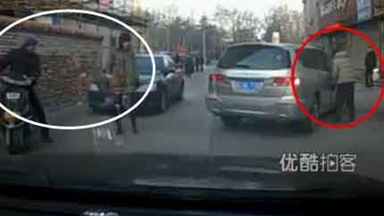 ATENȚIE, șoferi! Ultimul TRUC al hoților din trafic! Cum poți fi jefuit fără să-ți dai seama