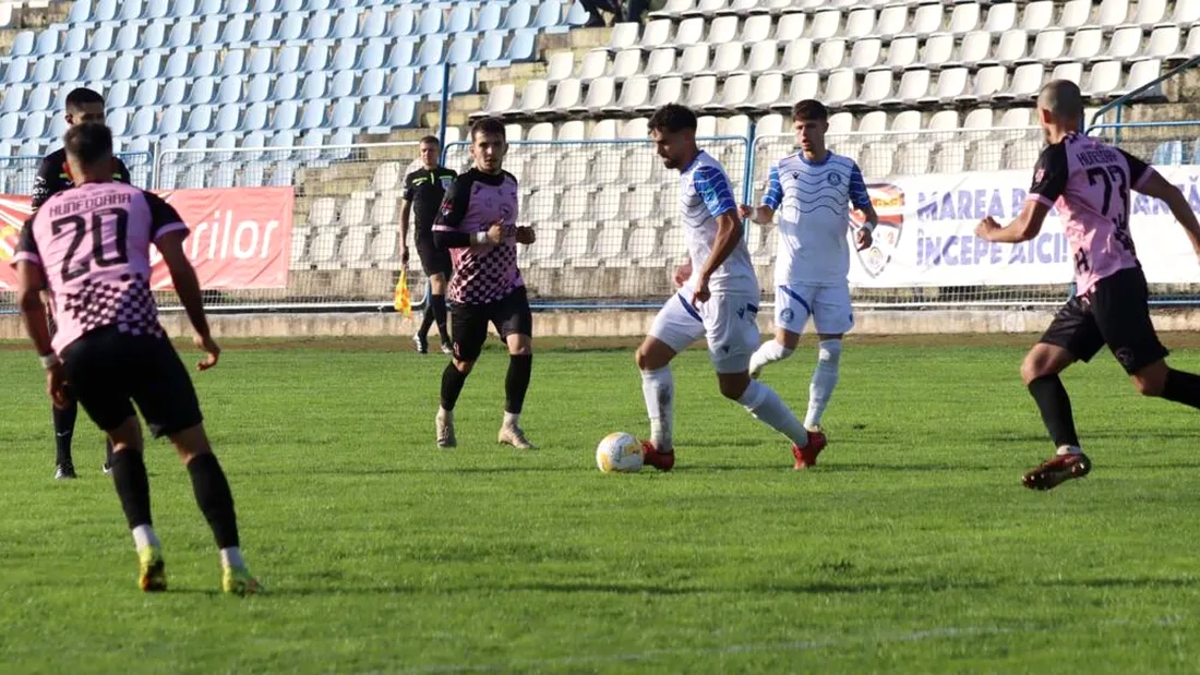 Victorie la limită a Corvinului la Slatina. Florin Maxim a apreciat prestația jucătorilor săi, care rămân neînvinși și după etapa 14 de Liga 2