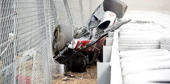 Imagini teribile în primul tur din Marele Premiu din Marea Britanie! Mașina lui Zhou Guanyu a fost complet distrusă după ce s-a răsturnat pe circuit | VIDEO