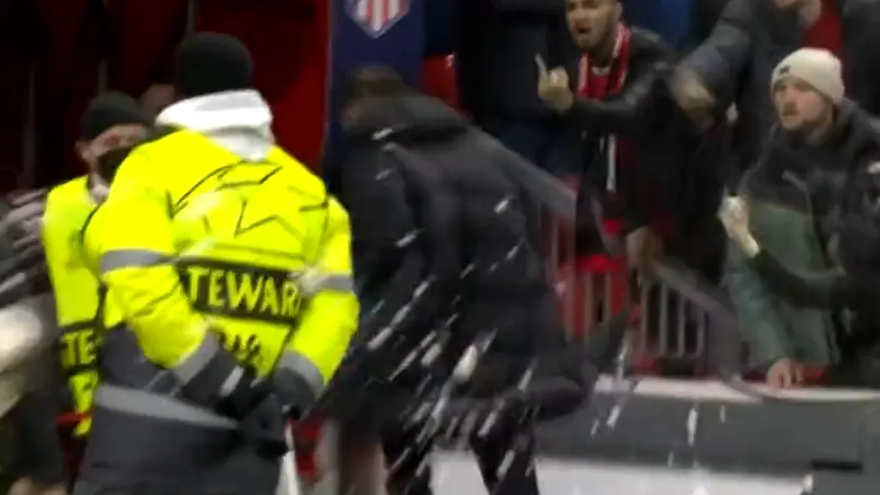 Diego Simeone, luat la țintă de fanii lui Manchester United! A driblat paharele de bere la ieșirea din teren | VIDEO