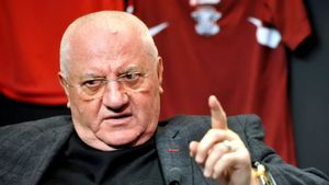 Mitică Dragomir îi bate obrazul lui Gigi Becali și i-l dă, fără să-l numească, drept exemplu pe Dan Șucu! „Un club serios îi lua avion privat”