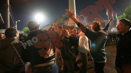 EXCLUSIV** Jucătorii Oțelului au făcut pace cu suporterii! Dorinel a izbucnit în plâns când a fost acuzat că a făcut blat cu Steaua: "Cum puteți să ziceți asta?'"