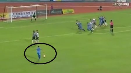 Mai țineți minte golul nebun al lui Roberto Carlos? VIDEO | Un ANONIM îl face uitat și speră deja la premiul Puskas. Efectul nebun care l-a păcălit pe portar