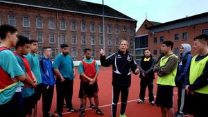 Christoph Daum, la închisoare. Germanul a predat fotbal pentru o zi în fața deținuților: "Băieții nu pot ieși acum, așa că am venit eu"