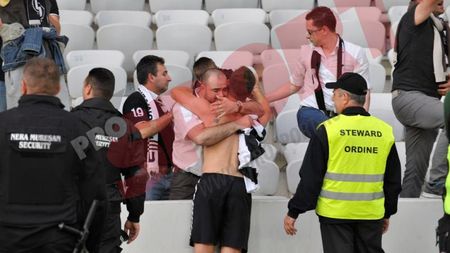 FOTO | Au ratat 600.000 de euro, dar s-au ales cu iubirea fanilor. Jucătorii lui "U" s-au îmbrățișat cu suporterii după meciul cu Pandurii