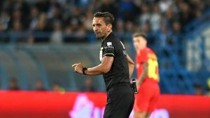 Kyros Vassaras și-a aprins „bomba” în brațe! Îi reține pe Kovacs, Feșnic, Petrescu și Colțescu lăsând în aer partide tari din Superligă sau „pune batista pe țambal și se discreditează total”. ProSport a aflat variantele CCA pentru meciurile de foc Rapid – CFR Cluj sau Sepsi – FCSB de etapa viitoare! EXCLUSIV