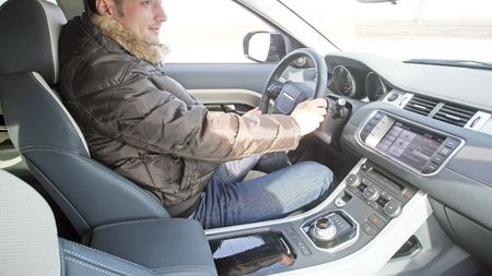 Range Rover Cârstea!** Atacantul Rover Cârstea a condus pentru prima dată mașina omonimă