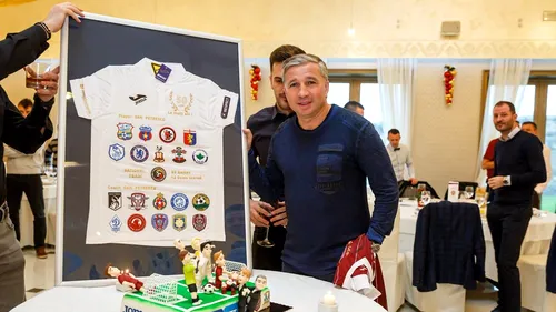 IMAGINEA ZILEI | Dan Petrescu a intrat în conflict cu arbitrii, chiar de ziua lui. Oficialii l-au ținut să nu sară la bătaie :)