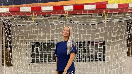 EXTRA Cum arată azi Gabriela Roșu, handbalista care a cucerit toată România cu gestul mai puțin obișnuit din avion! E soția unui fotbalist care a jucat la FCSB și Dinamo