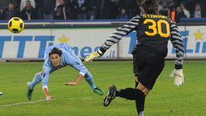 INCREDIBIL!** Cavani marchează precum un scorpion! Vezi ce nu s-a văzut în direct!