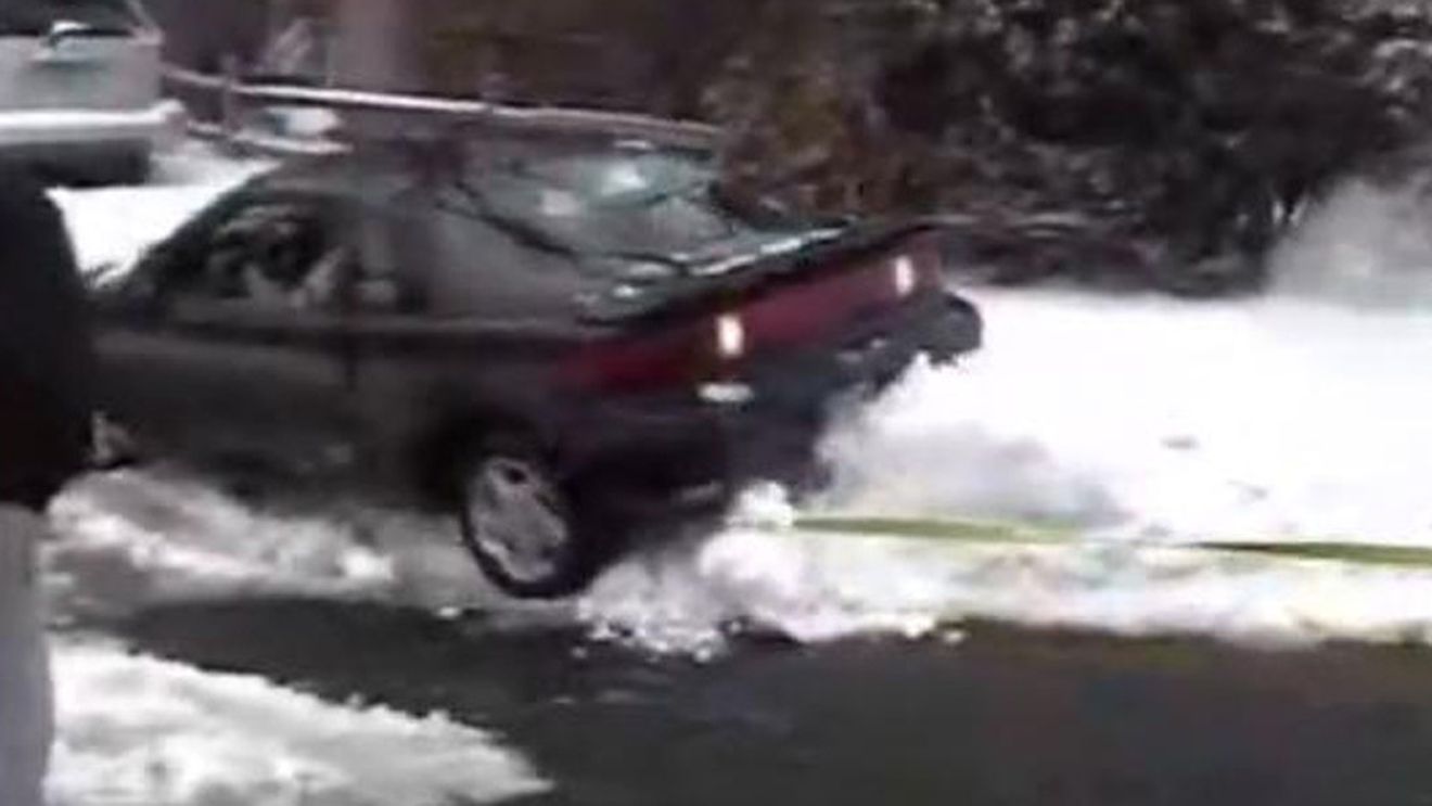 VIDEO** A vrut să-l tracteze, dar i-a făcut PRAF mașina