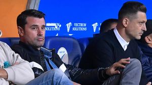 Mirel Rădoi a vrut să plece de la Universitatea Craiova! Nu e prima dată când e convins să nu demisioneze de la clubul finanțat de Mihai Rotaru! Legătura cu Marian Copilu, fostul președinte al echipei din Bănie | EXCLUSIV