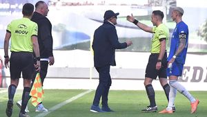 Mititelu se așteapta la o sancțiune ”mai aspră” din partea FRF după scandalul de la jocul cu Ceahlăul. Patronul FCU Craiova își consideră echipa sabotată și a avut reacție și față de antrenorul Slatinei!