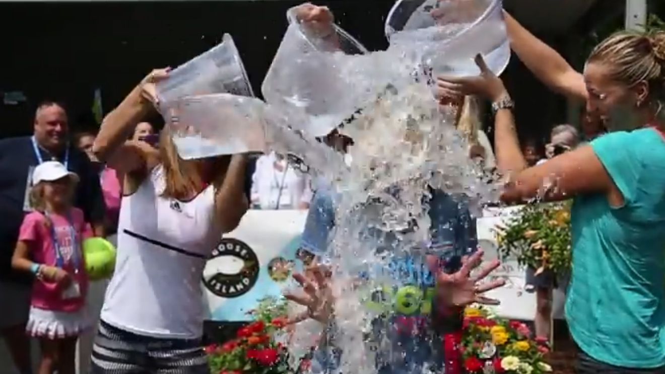 VIDEO | Simona Halep a participat la celebra "provocare a găleții cu gheață" 
