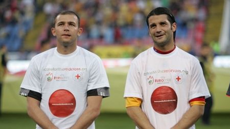 "În loc să fie la CM, Chivu și Lobonț beau bere în reclame!" :)