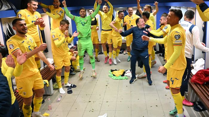 Așa arată vestiarul României înainte de meciul cu Cipru. Cum sunt așezați fotbaliștii lui Mircea Lucescu