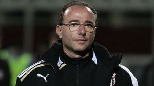 Lovitură de imagine pentru FC Argeș: Valentin Sinescu, poreclit „Profesorul", revine în Liga 1! Adrian Dulcea nu are licență Pro