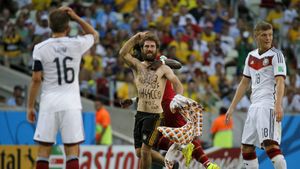 Presupusul spectator nazist care a intrat pe gazon în timpul partidei dintre Germania și Ghana explică: "Eu voiam doar să strâng bani"