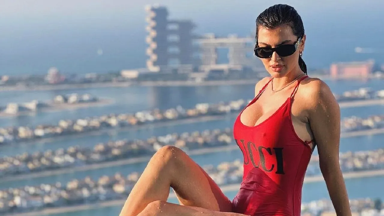 Fosta asistentă TV acuzată cu ani în urmă că îi distruge pe fotbaliștii români, apariție electrizantă la o piscină de lux din Dubai: „Superbă ești!” | GALERIE FOTO