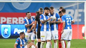 Mirel Rădoi a dezvăluit ce scrie pe bilețelele primite de jucătorii Universității Craiova în timpul meciurilor. „Sunt anumite situații în care atmosfera e gălăgioasă!”