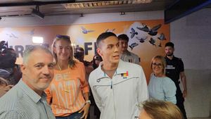 David Popovici şi dovada că medaliile de aur nu i-au schimbat caracterul. Cum a reacționat când a fost asaltat de copii, pe aeroport, pentru autografe