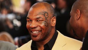 Mike Tyson a dat de pământ cu Floyd Mayweather: "E un om mic și speriat. Nu poate face asta"