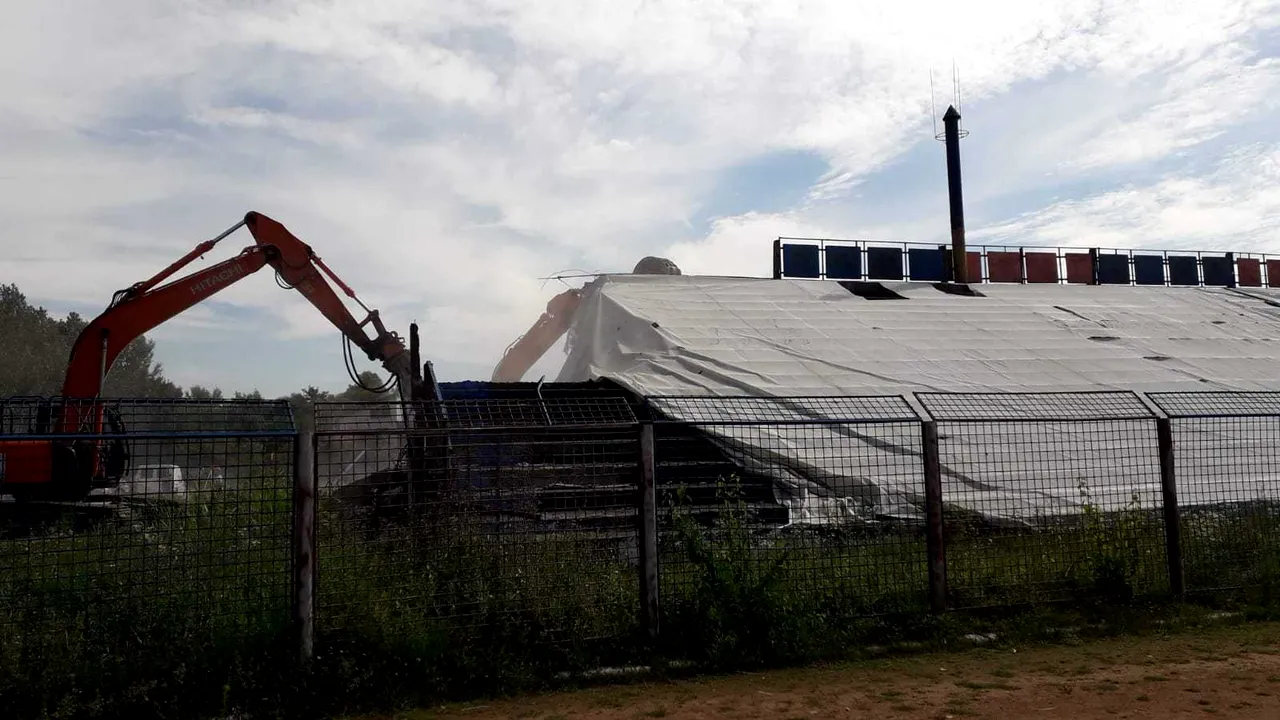 A început demolarea stadionului din Târgoviște. Cât va costa modernizarea și când ar putea reveni Chindia acasă 