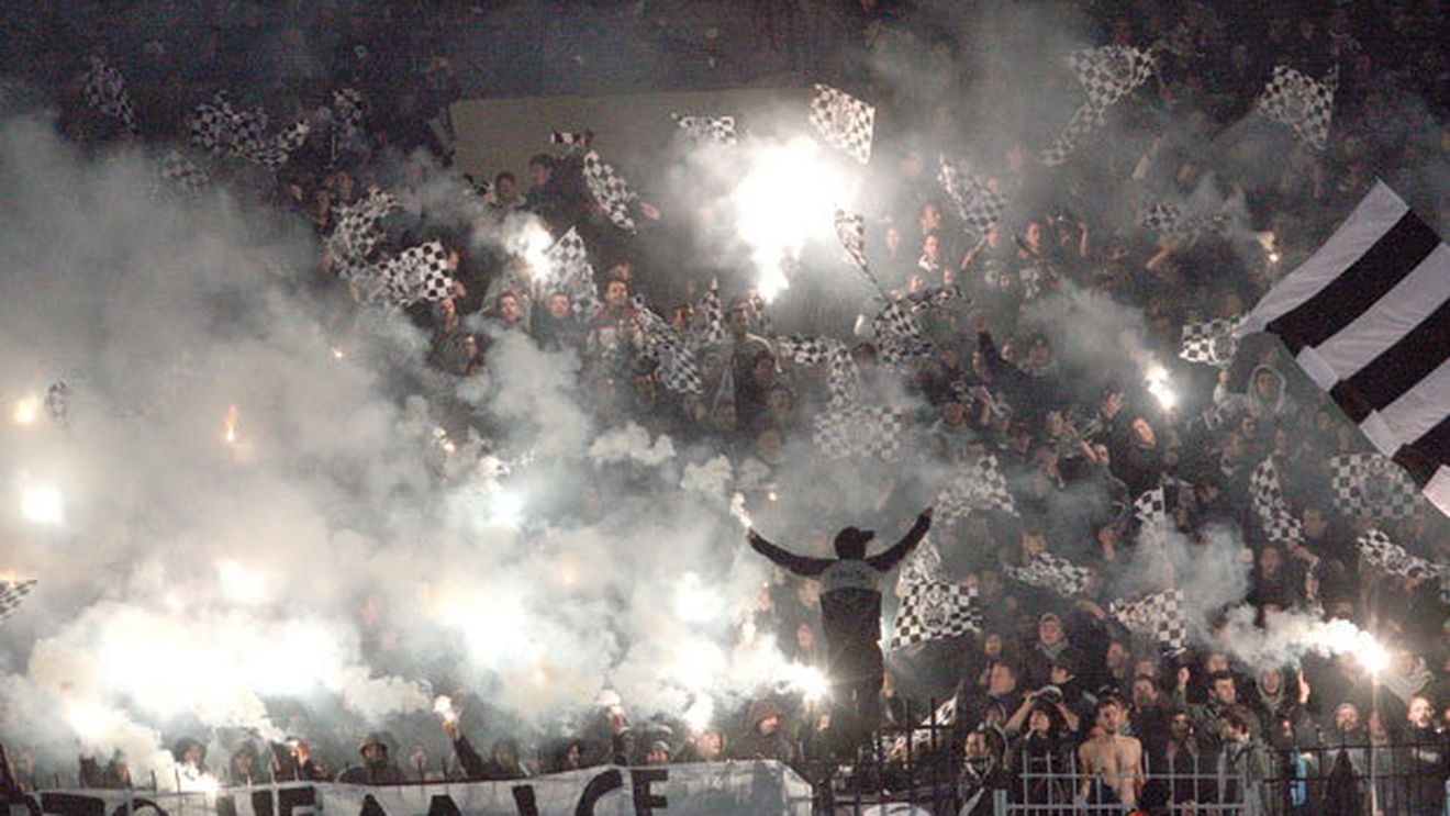Grecii ar fi arestați la noi!** Interzise pe stadioanele din România, spectacolele pirotehnice ale ultrașilor sunt tradiții în Grecia, Italia sau Serbia