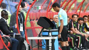 EXCLUSIV | Arbitrajul video în Liga 1, blocat de Burleanu. LPF a trimis la FRF un dosar cu 600 de pagini pentru aplicarea VAR din sezonul viitor. Ce reacție a avut federația