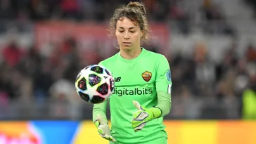 Povestea fetei fără farduri. Camelia Ceasar, de la fetița care bătea mingea, cu verișorii, pe maidanul din Bacău, la portarul aclamat de 40.000 de fani pe Olimpico. „Când am auzit tribunele, mi-am zis…. wow, unde sunt?” | INTERVIU