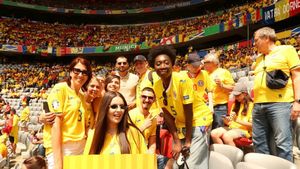 Familia celui mai valoros jucător român, în al nouălea cer după victoria istorică a tricolorilor! ProSport are imaginile bucuriei de la Munchen! Mama vedetei lui Edi Iordănescu a greșit pronosticul și ne-a dezvăluit primul mesaj al starului: „A fost pur și simplu fabulos!” EXCLUSIV