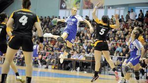 Tadici evită duelul soților Pera în HCM Roman - HC Zalău. "Poate cu naționala de rugby să treci de apărarea Zalăului"