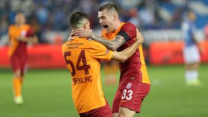 Românii de la Galatasaray, asaltați de fani în Turcia: „La restaurant, un suporter se învârtea de 5 minute cu telefonul prin jurul meu. Tremura tot!”. A refuzat Alex Cicâldău numărul 10?