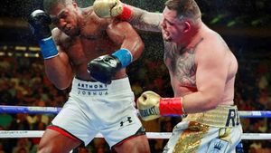 Efectul Andy Ruiz! Tyson Fury șterge pe jos cu Joshua: "Ce rușine să te spulbere un omuleț gras, care a mâncat toate batoanele Snickers și Mars din California!". Revanșa va avea loc la finele anului. Motivul real pentru care ar fi pierdut britanicul