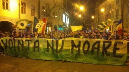 Protest în premieră la Sibiu: "Sibieni, ieșiți la Votbal!"** 400 de fani au cerut ca fotbalul să nu moară: "Banii v-au răpit conștiința/ Salvați 'U', Știința și Voința"